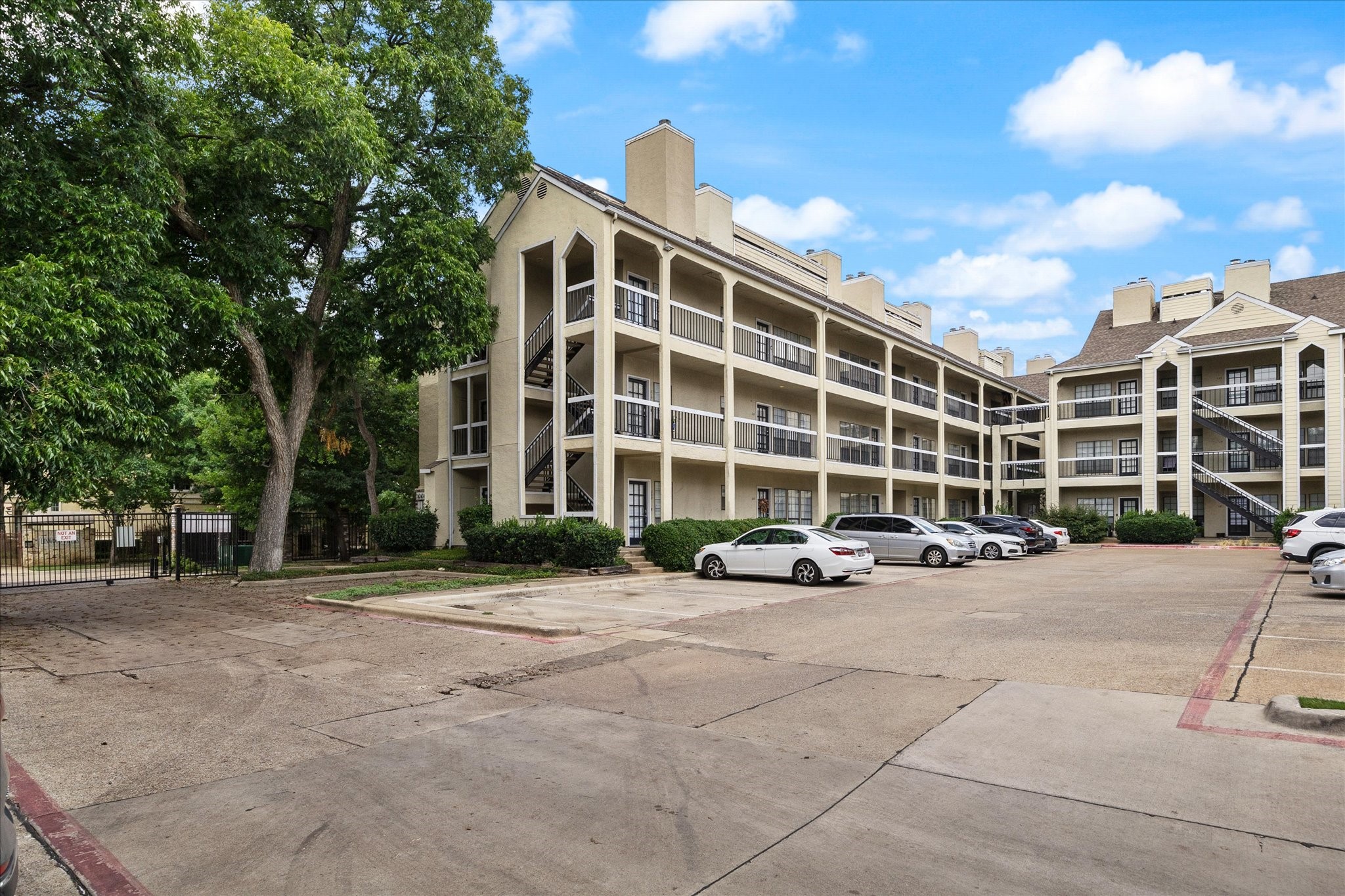 4800 W Lovers Lane 208