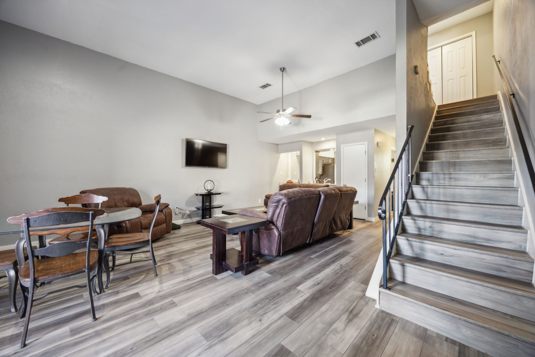 207 E Harwood Road 11