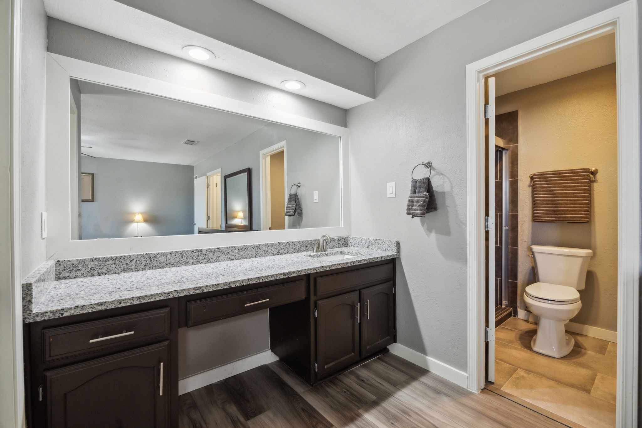 207 E Harwood Road 11