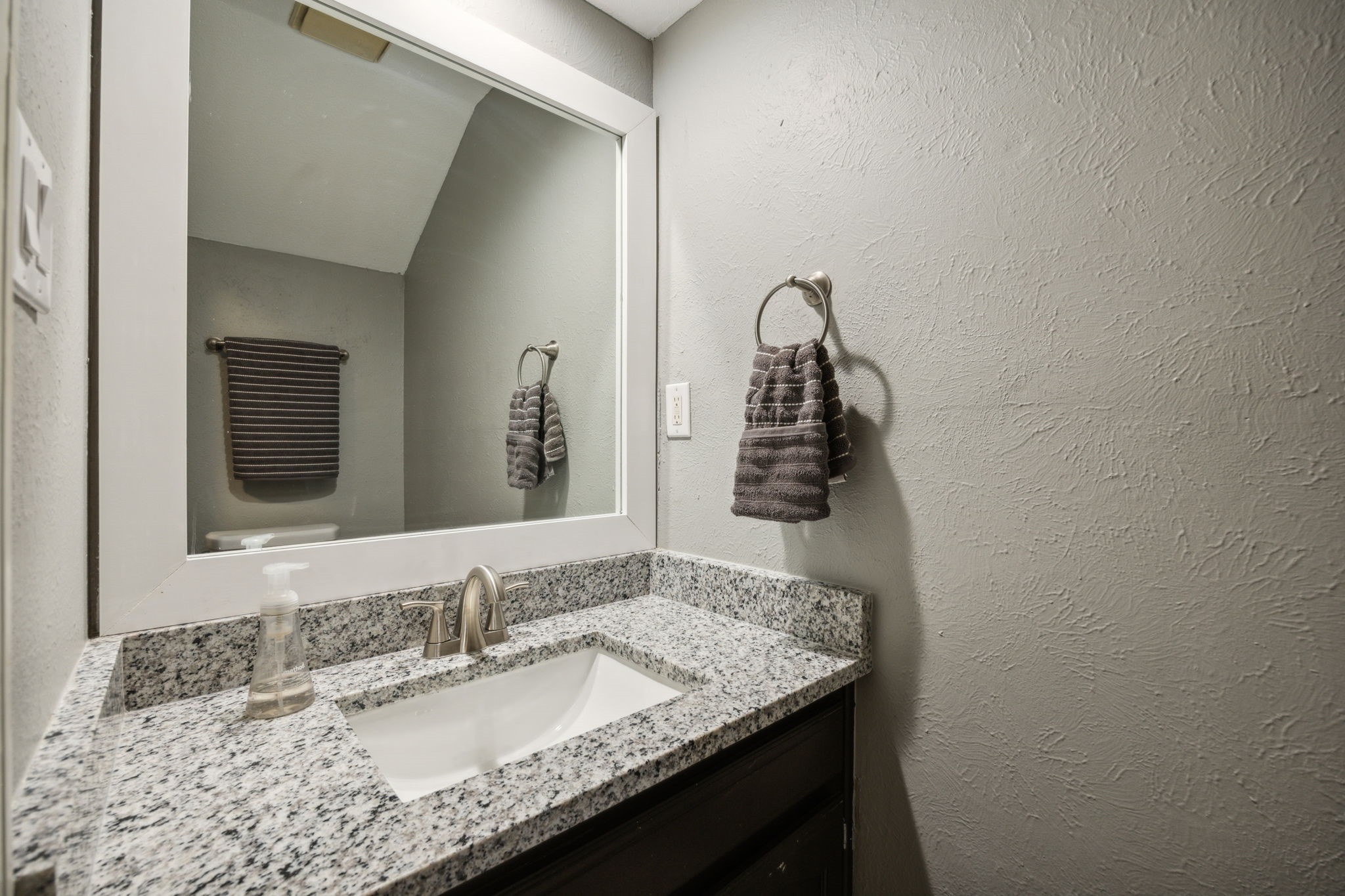 207 E Harwood Road 11