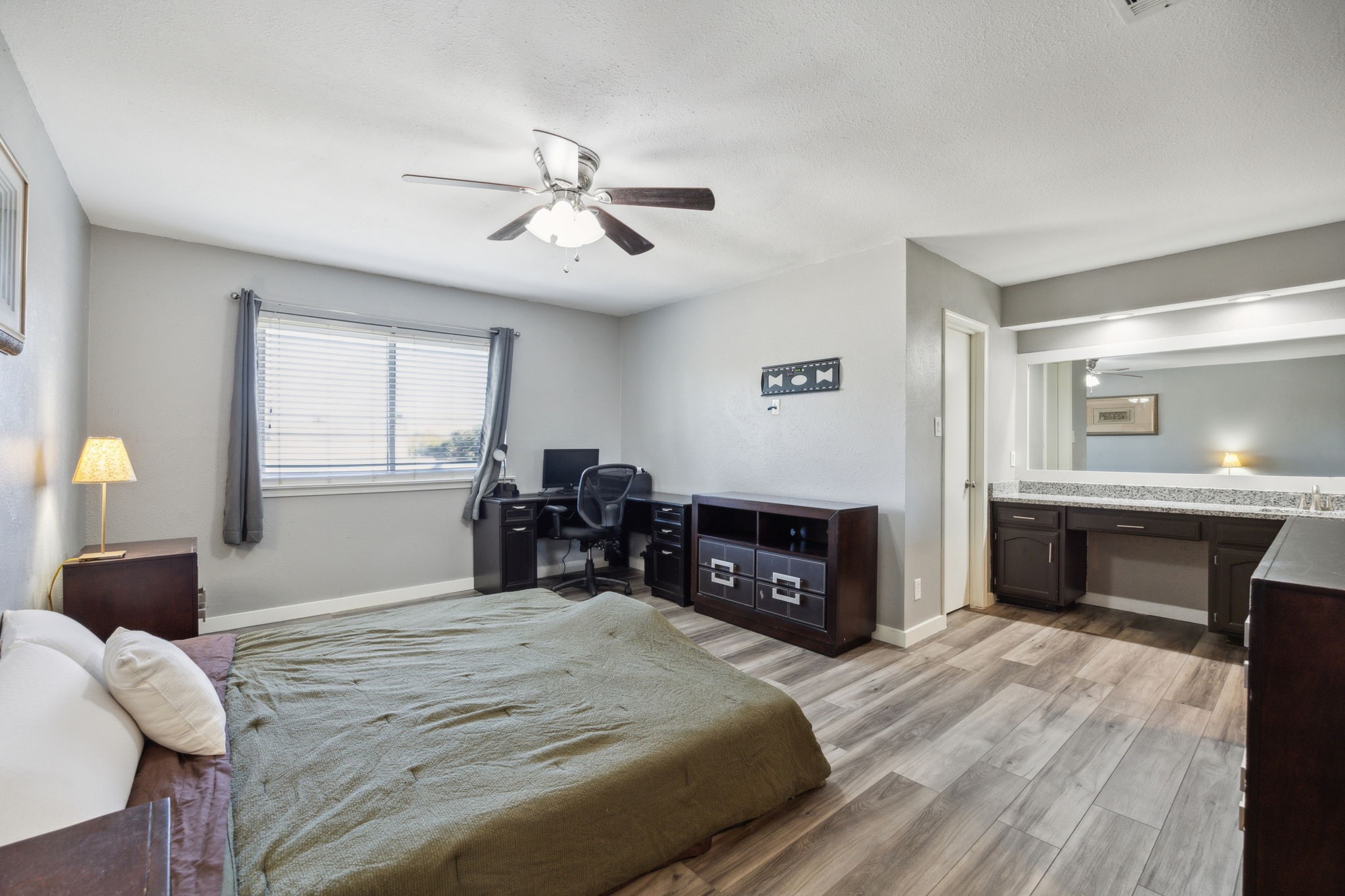 207 E Harwood Road 11