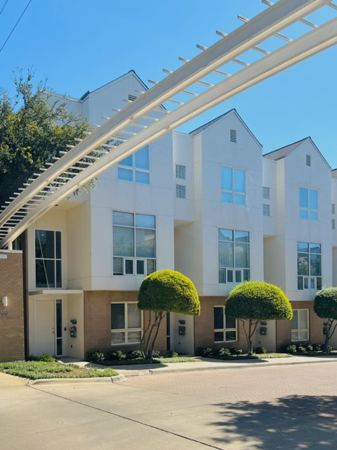 4060 Travis Street 15
