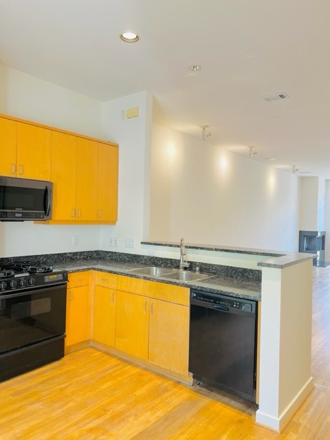 4060 Travis Street 15