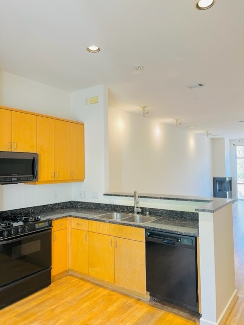 4060 Travis Street 15