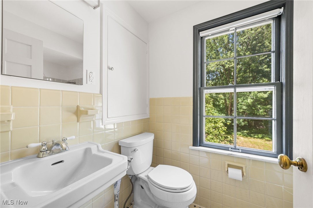 1525 Kew Road