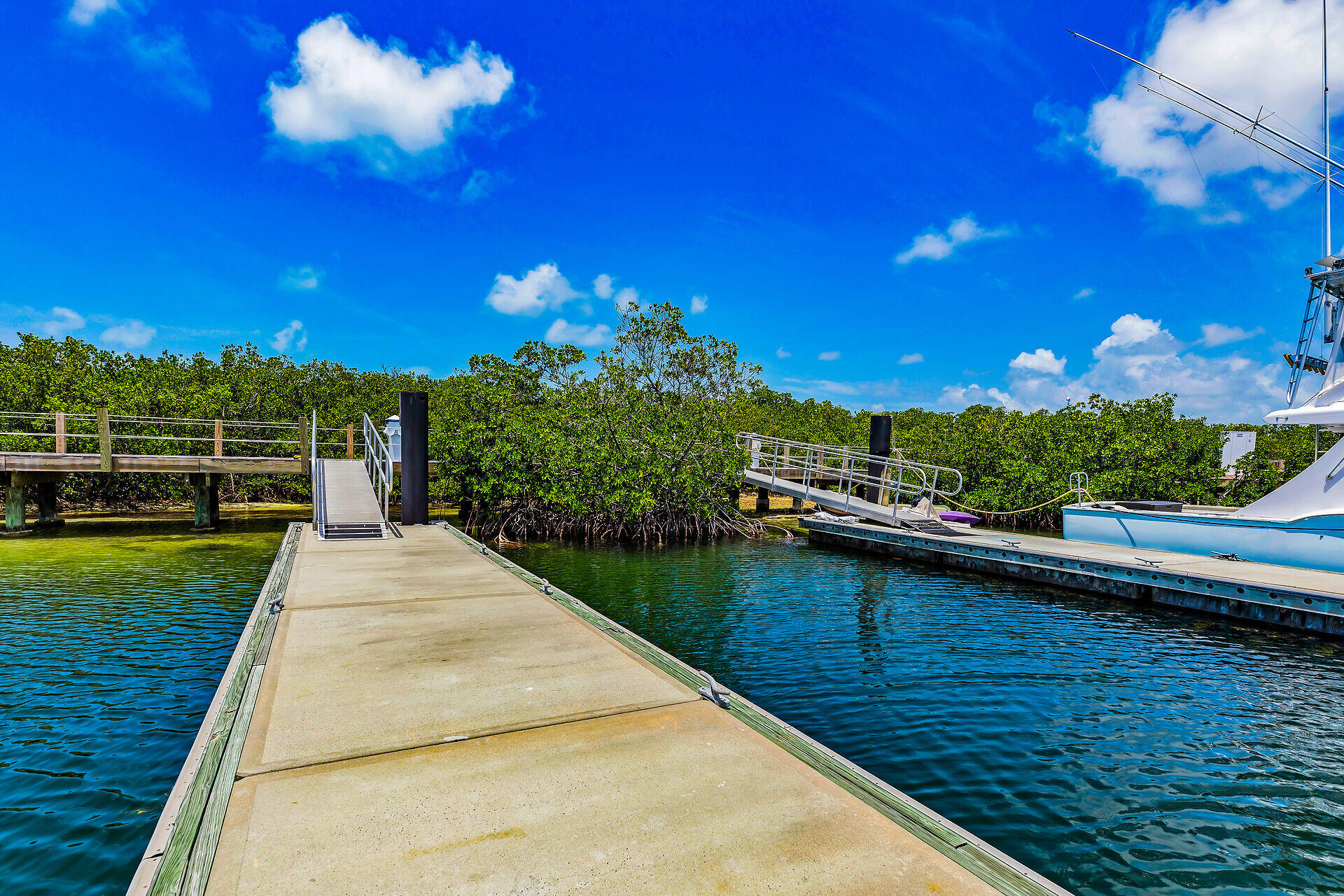 6000 Peninsular Avenue Unit: LU28
