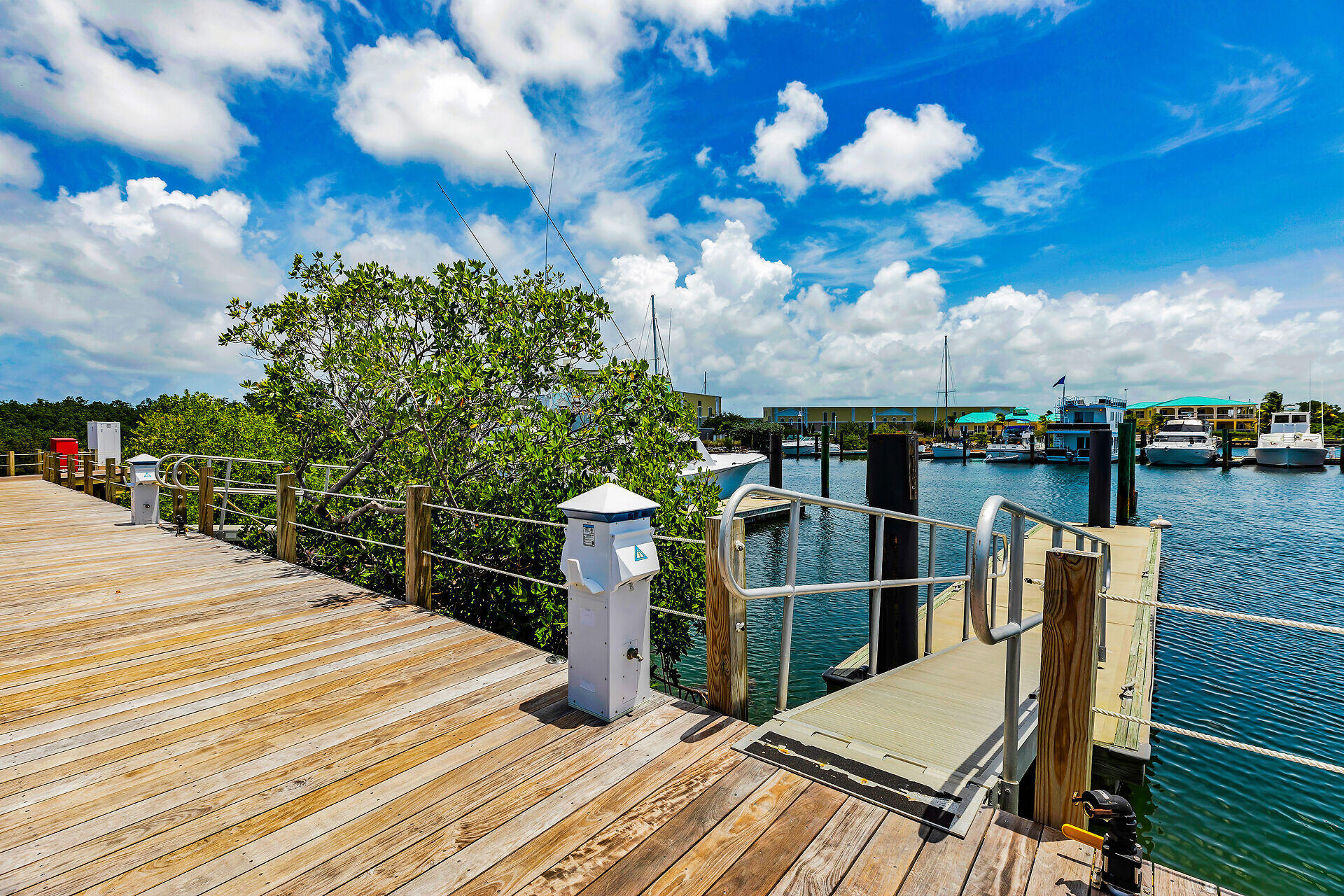 6000 Peninsular Avenue Unit: LU28