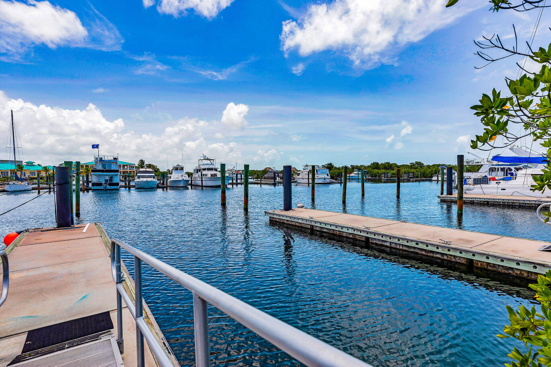 6000 Peninsular Avenue Unit: LU28