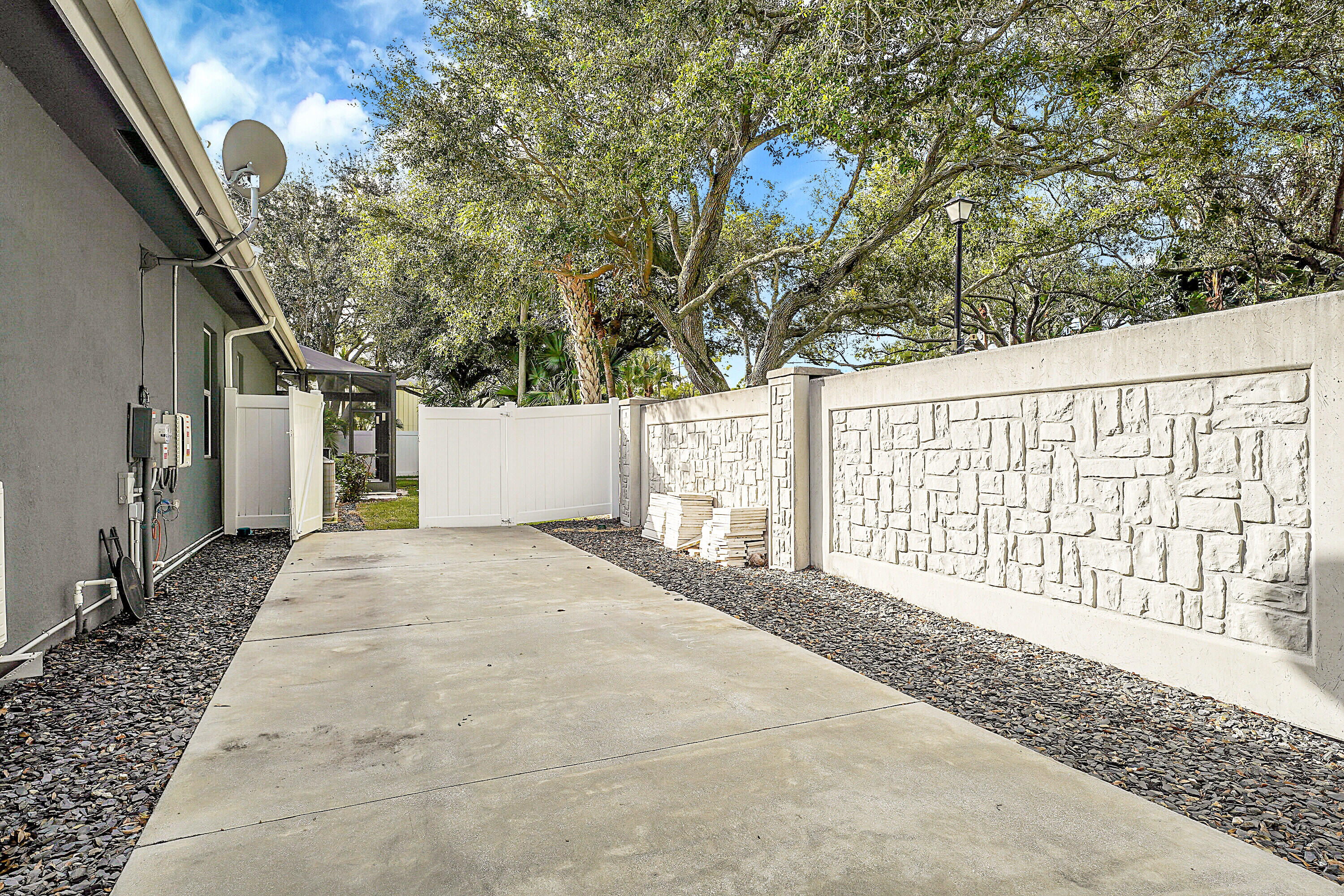 17735 Cinquez Park Road W