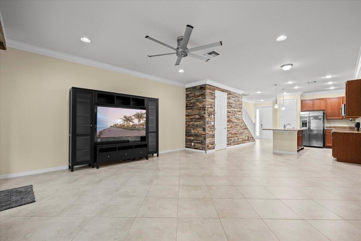 535 SW Glen Crest Way