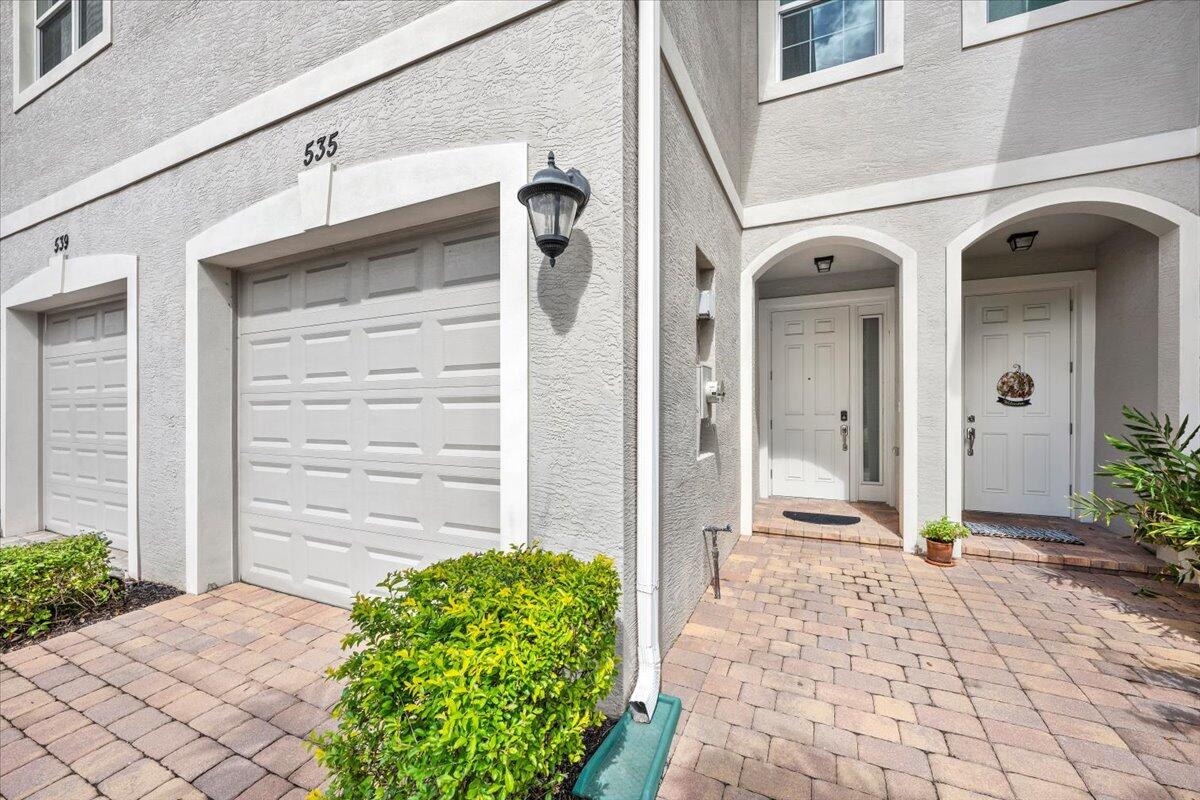 535 SW Glen Crest Way