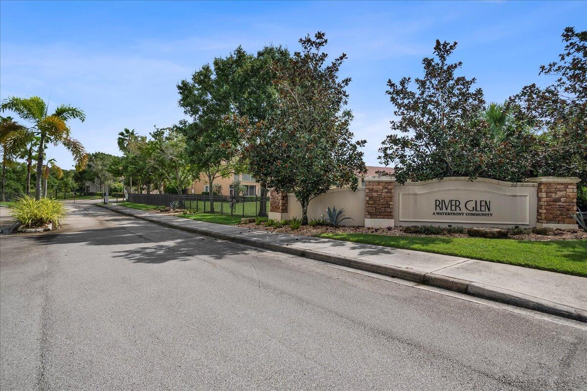 535 SW Glen Crest Way