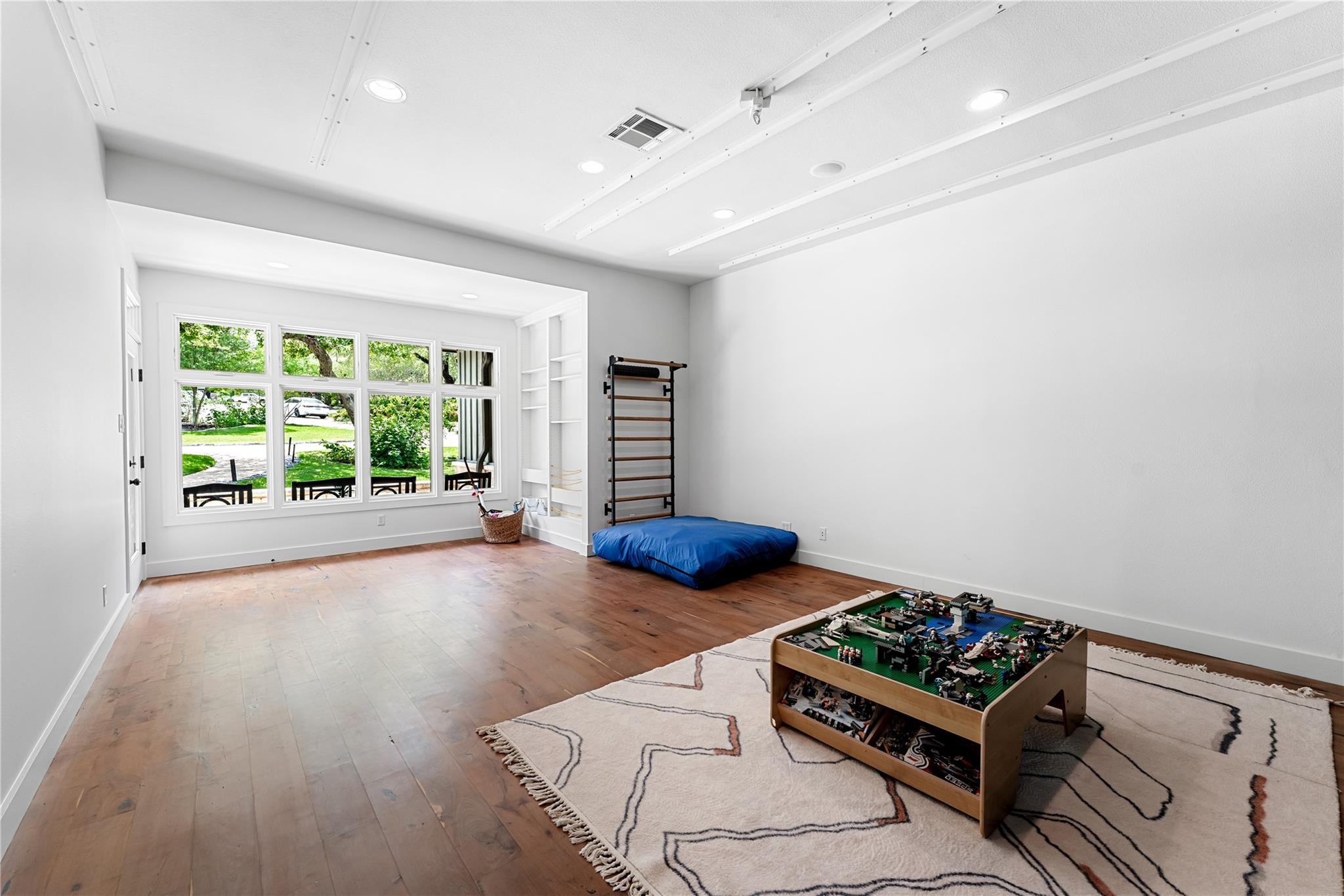 5 Clarendon LN