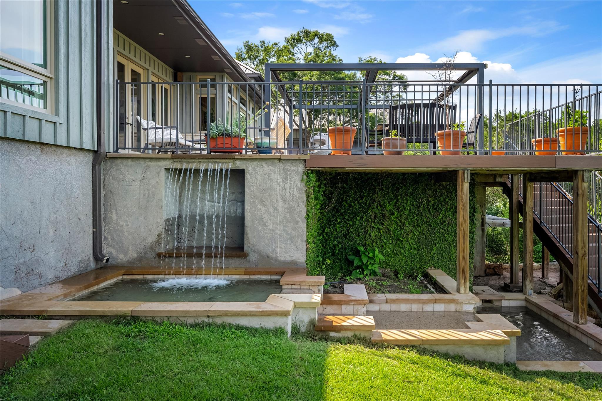 5 Clarendon LN