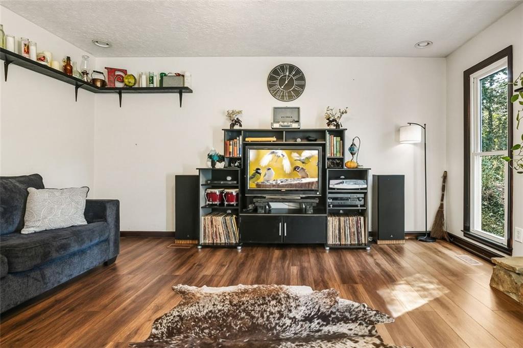 161 W Mountain Oak Street