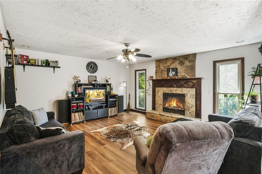 161 W Mountain Oak Street