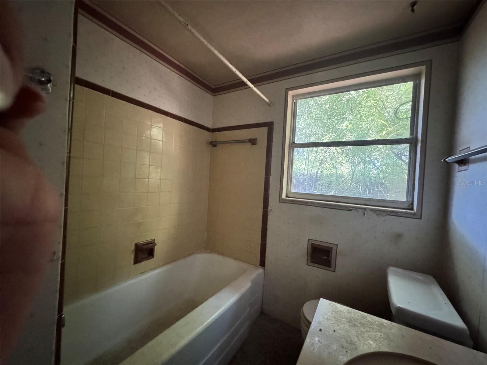 122 LAUREL DR
