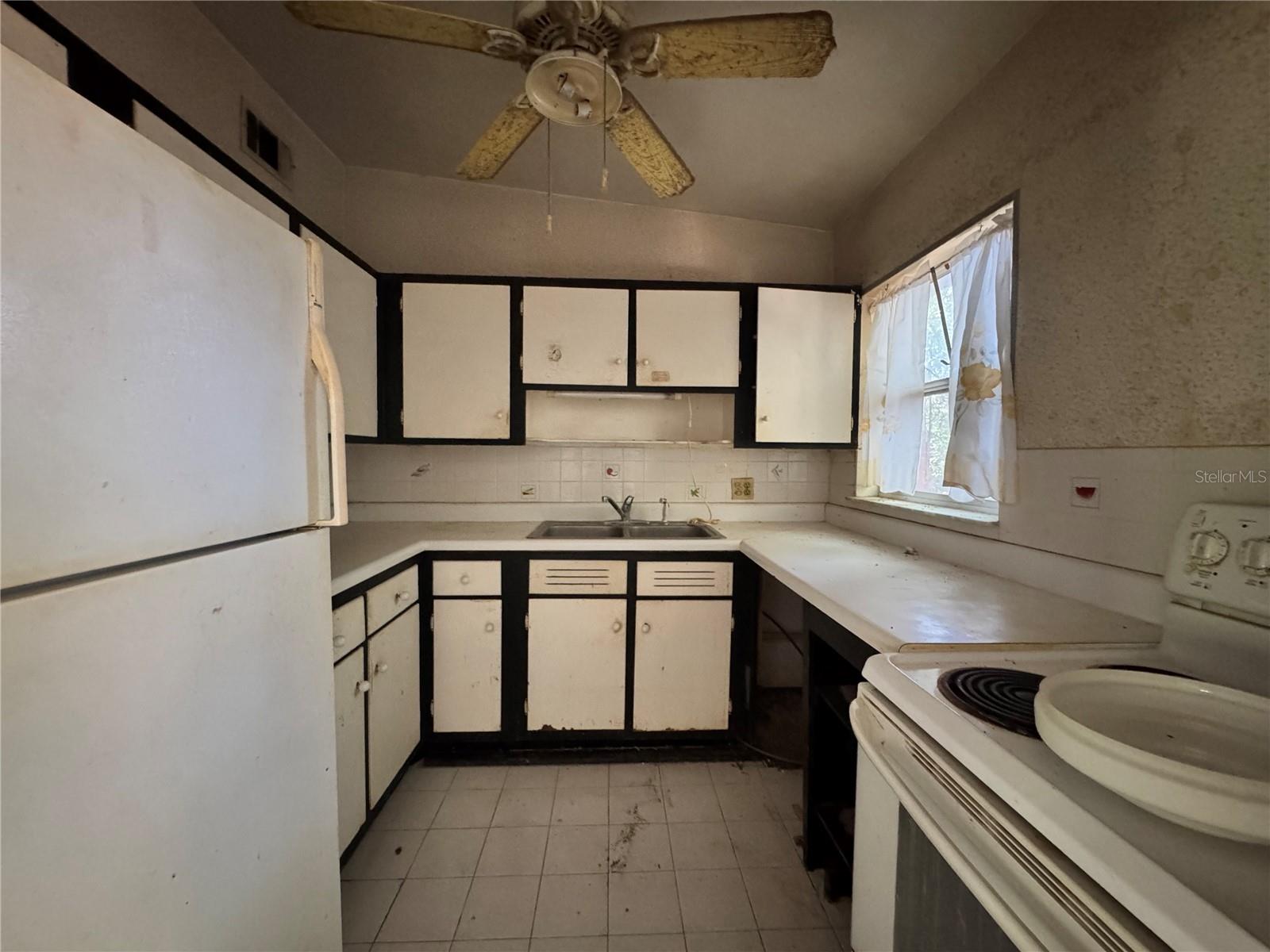 122 LAUREL DR