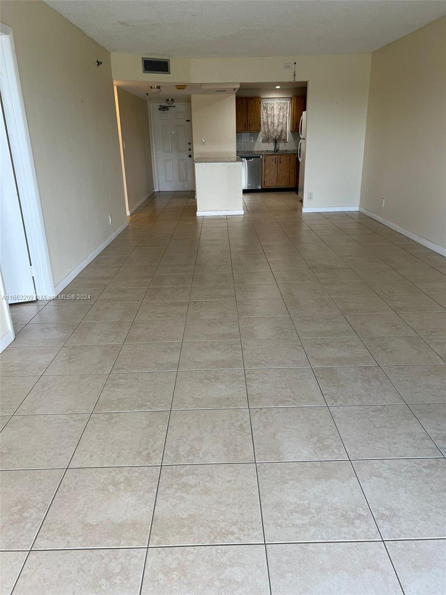 3100 W Rolling Hills Cir # 302