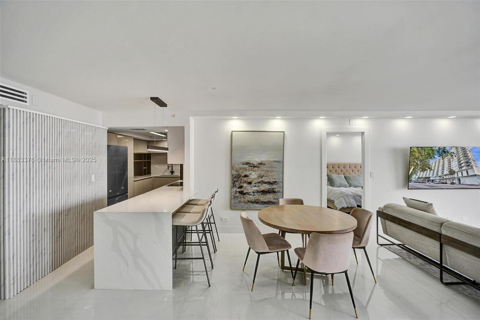 6039 Collins Ave # 1736