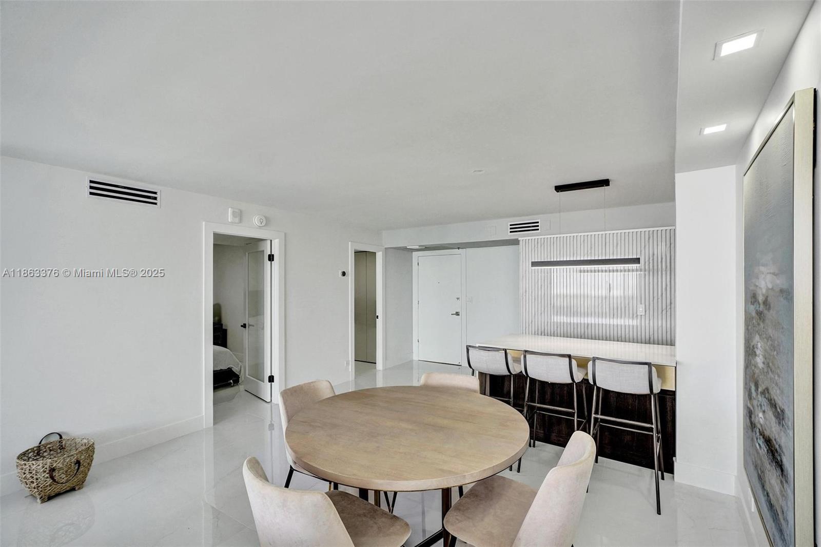 6039 Collins Ave # 1736