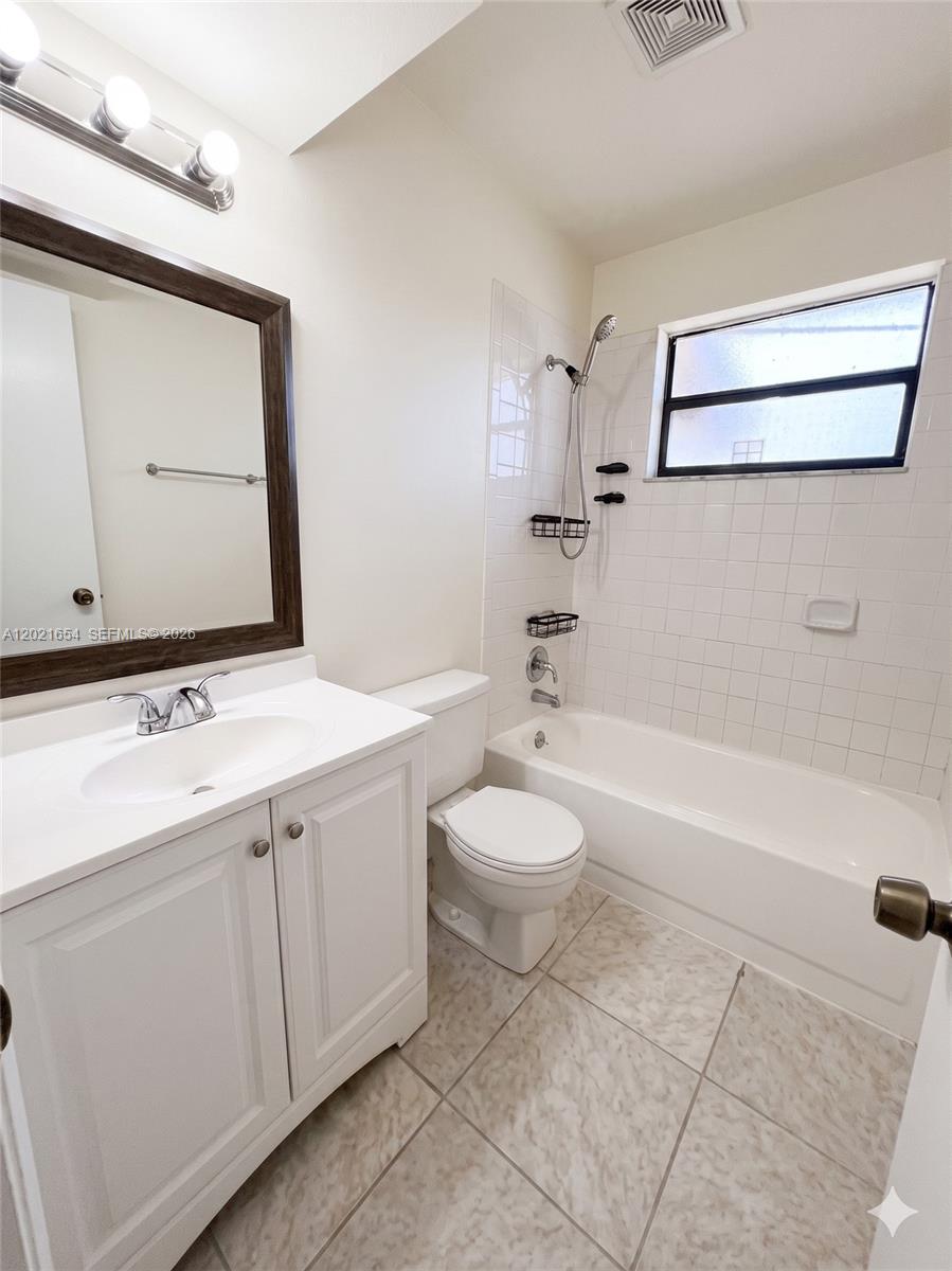 10038 Winding Lake # 204