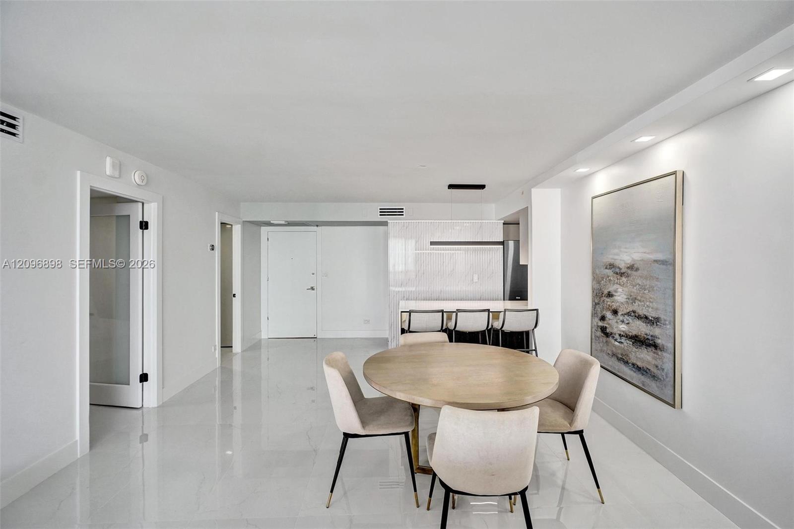 6039 Collins Ave # 1736