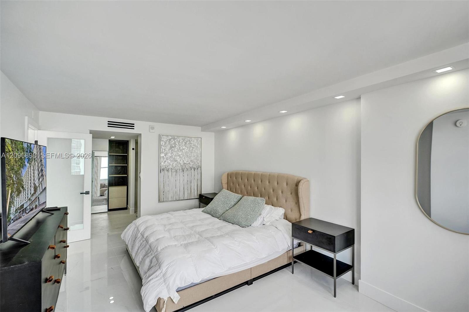 6039 Collins Ave # 1736