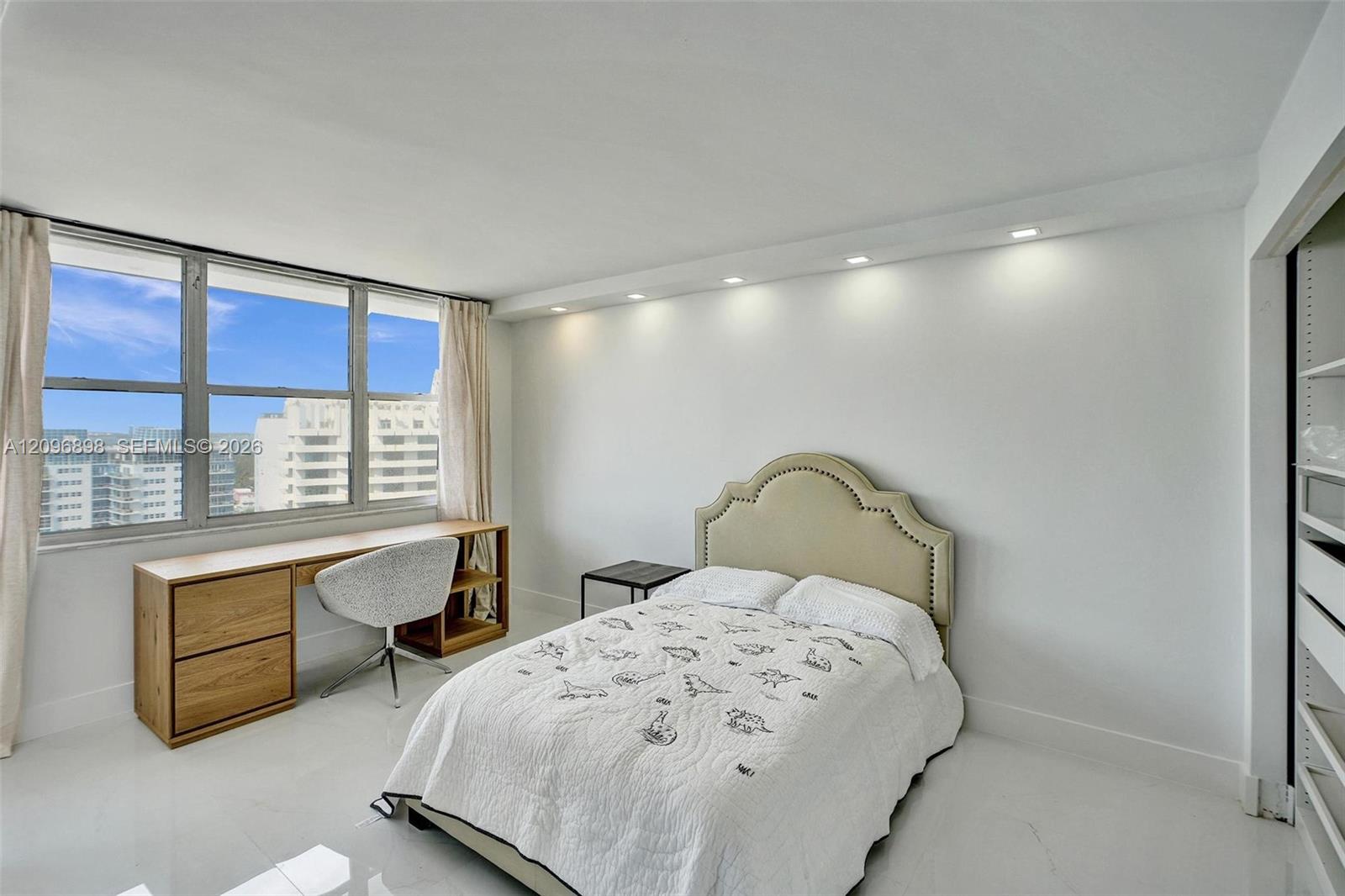 6039 Collins Ave # 1736