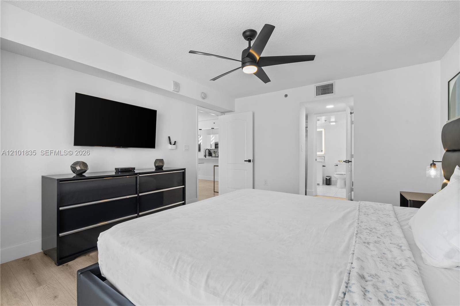 1200 Brickell Bay Dr # 1907