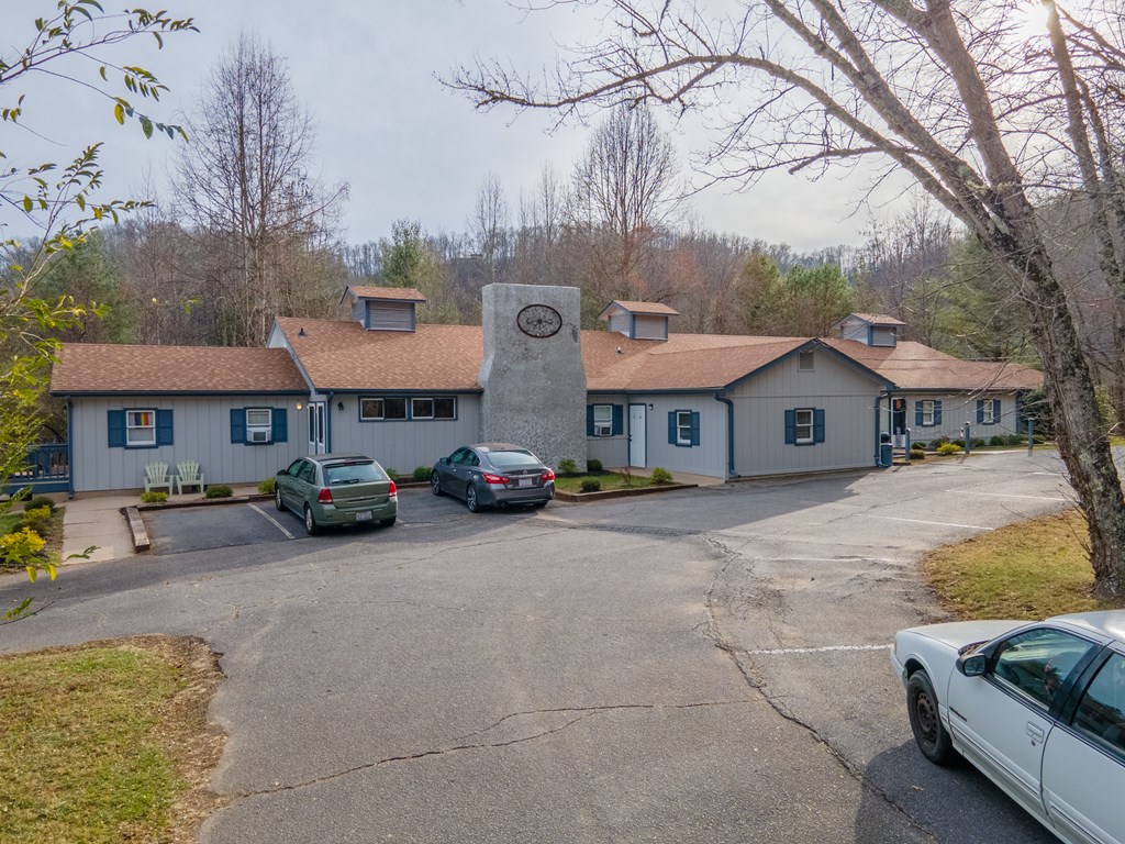 661 N Country Club Dr