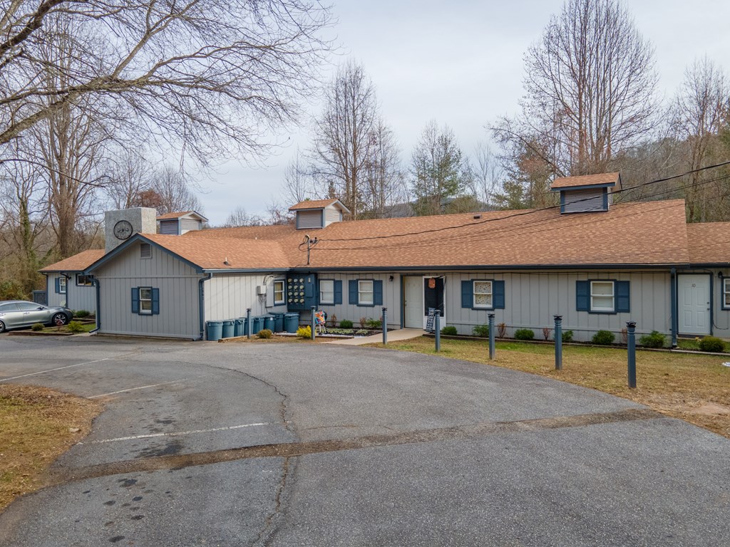 661 N Country Club Dr