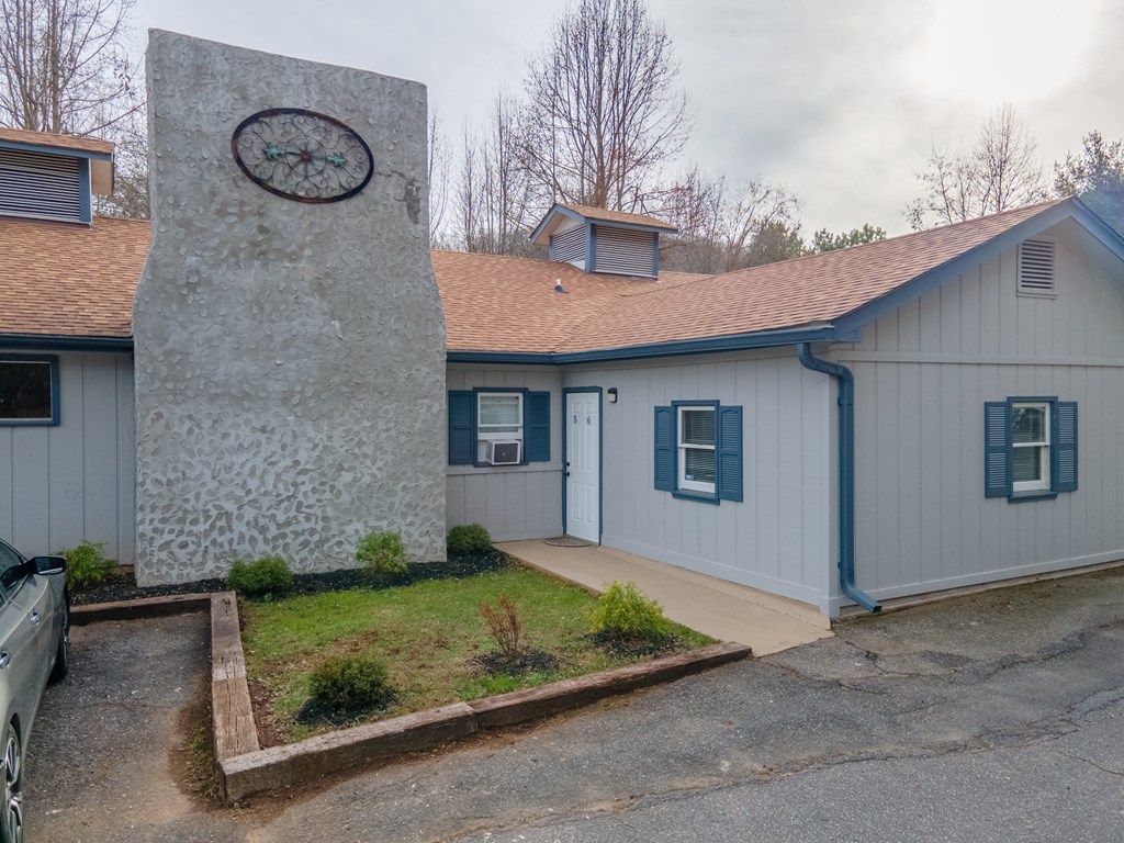 661 N Country Club Dr