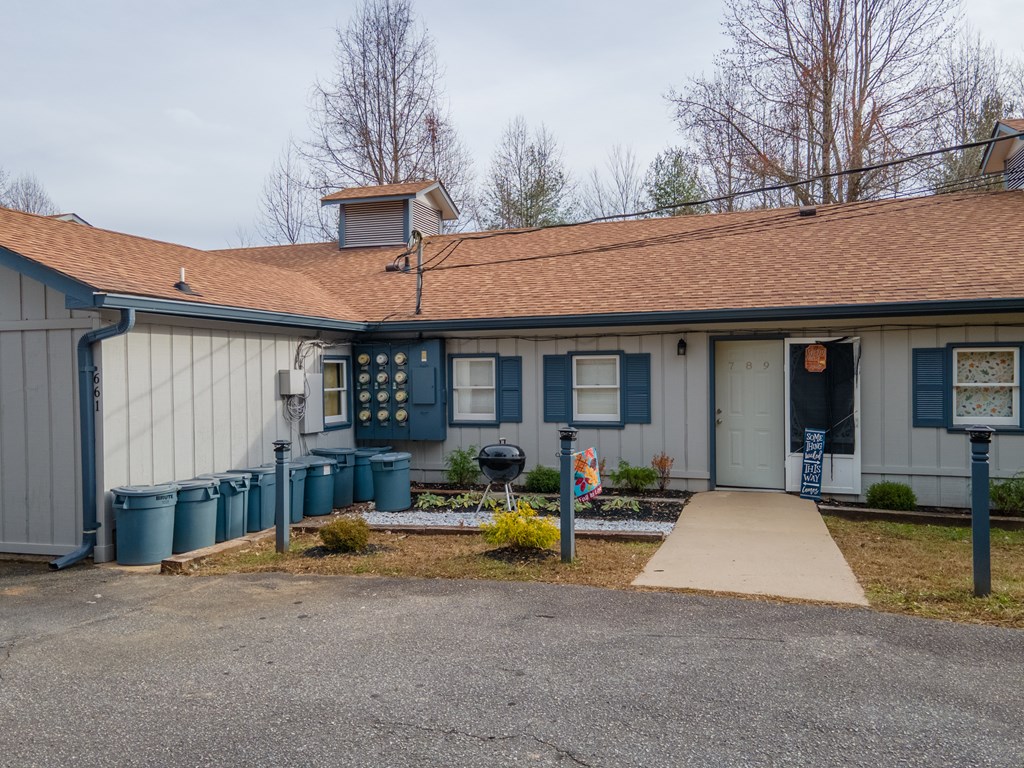 661 N Country Club Dr