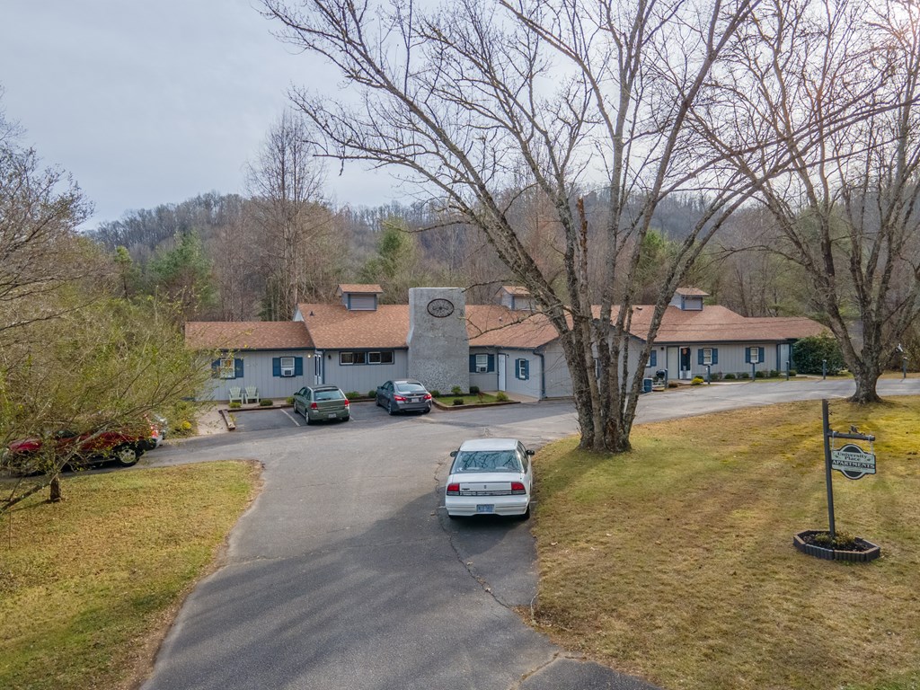 661 N Country Club Dr