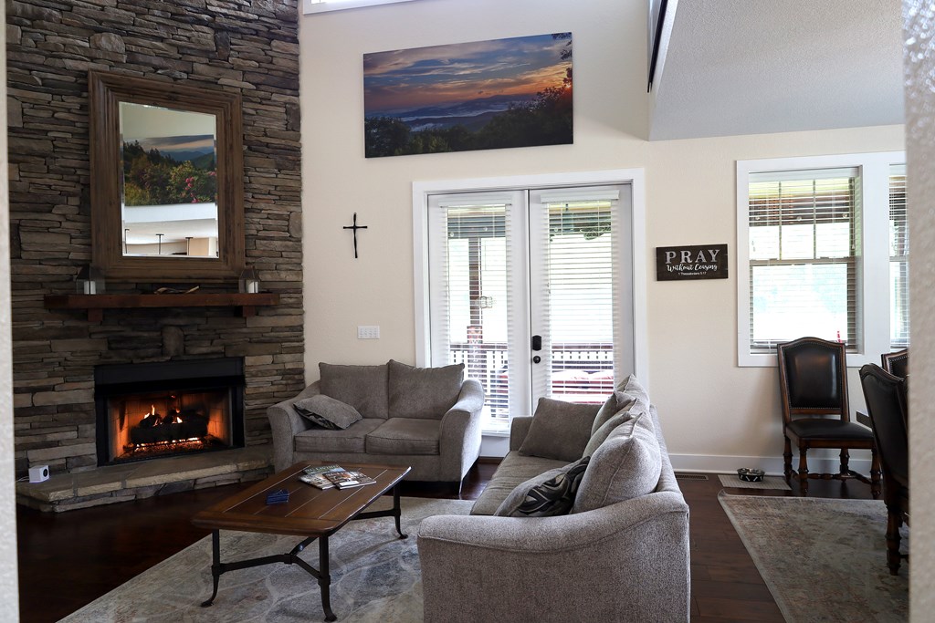 110 N Sundrops Trail