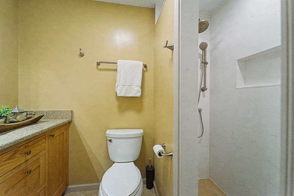 1037 N Country Club Dr