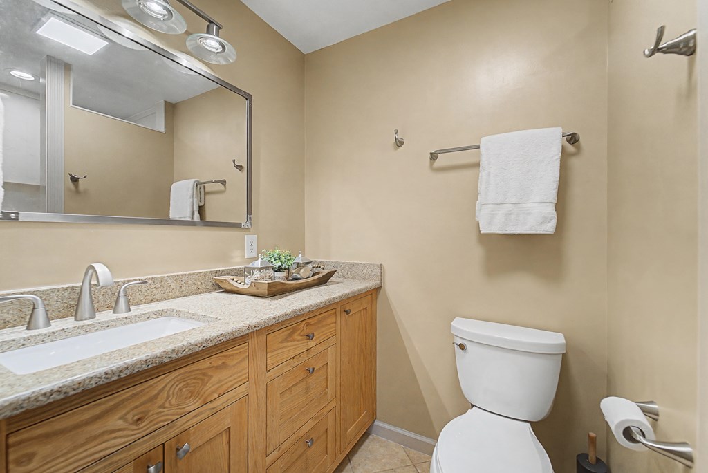 1037 N Country Club Dr