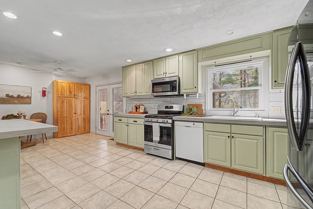 1037 N Country Club Dr