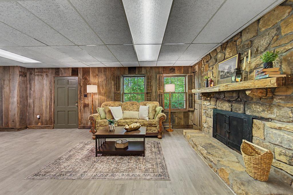 77 Oakwood Ln
