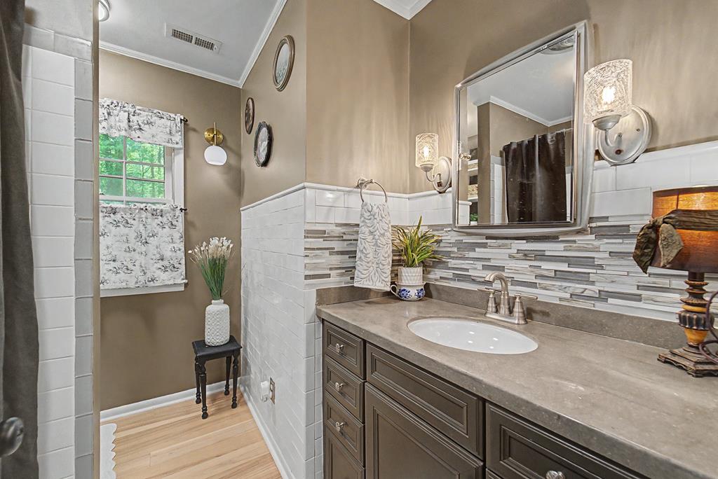 77 Oakwood Ln