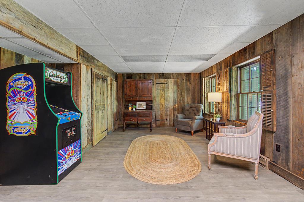 77 Oakwood Ln