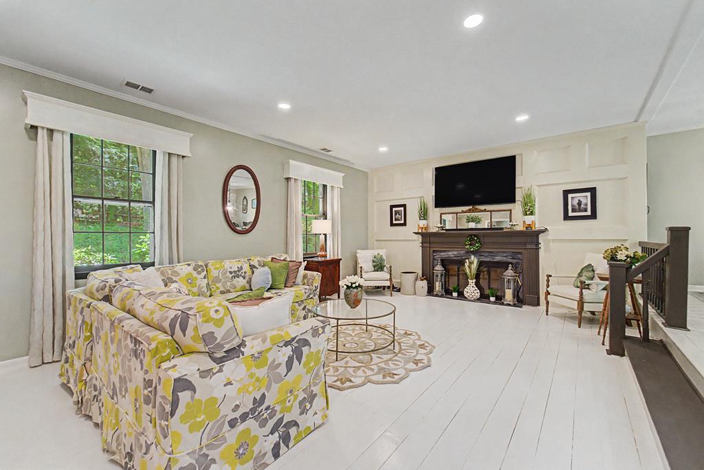 77 Oakwood Ln