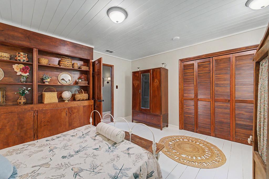77 Oakwood Ln