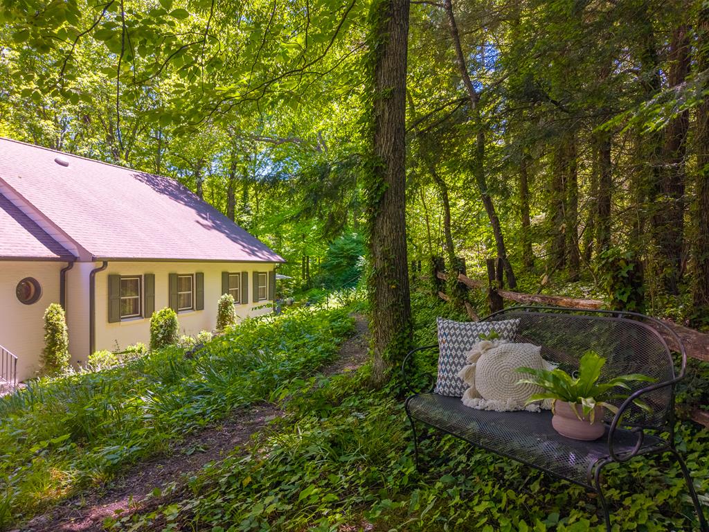 77 Oakwood Ln