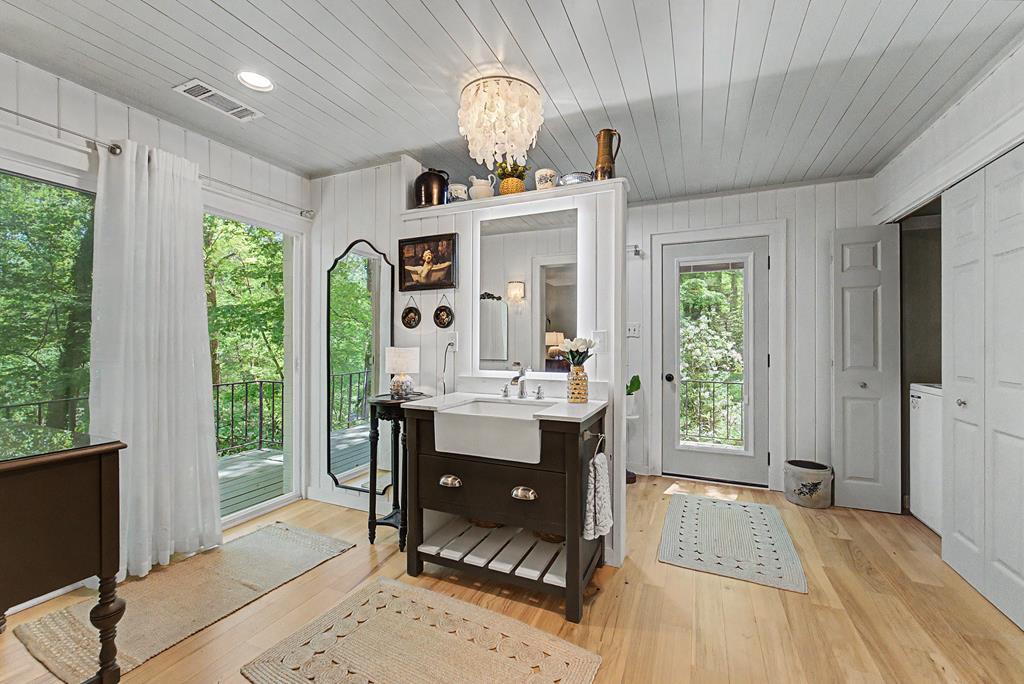 77 Oakwood Ln
