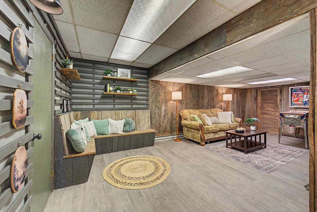 77 Oakwood Ln