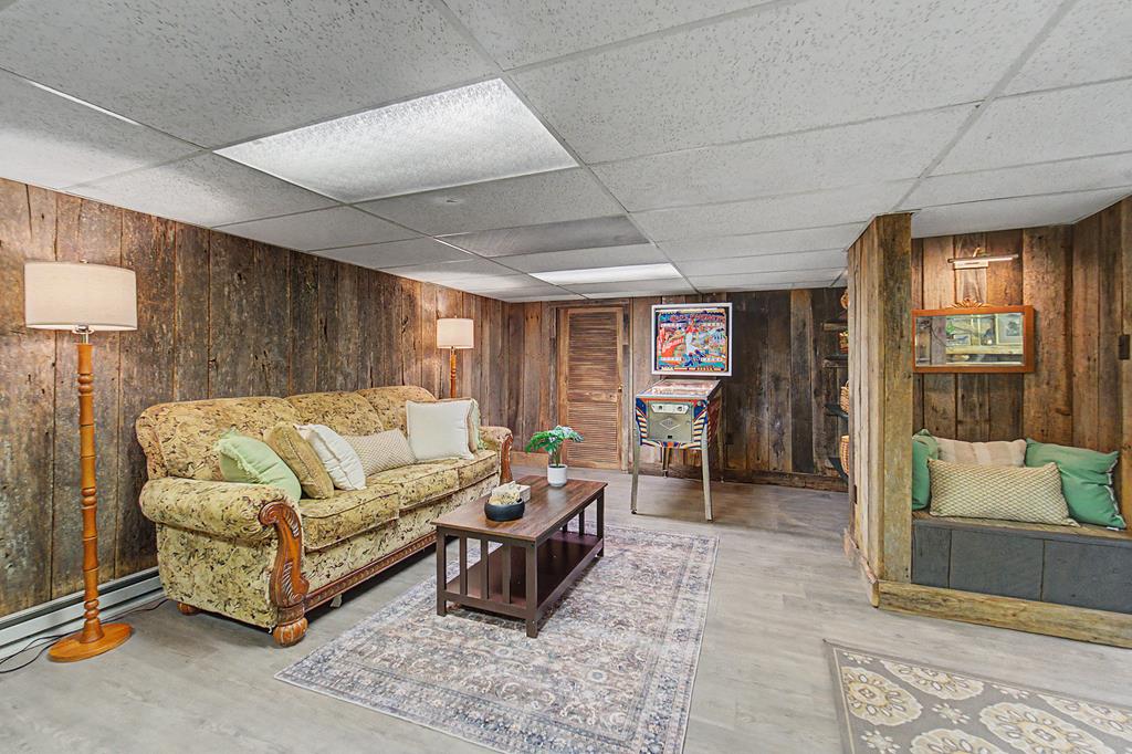 77 Oakwood Ln