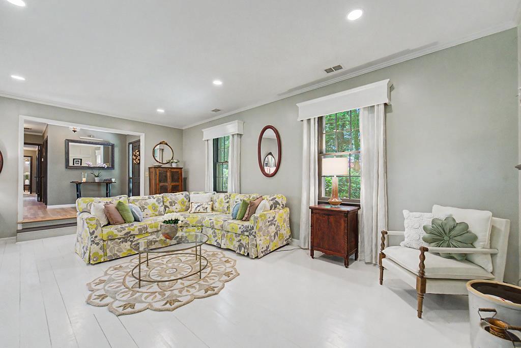 77 Oakwood Ln