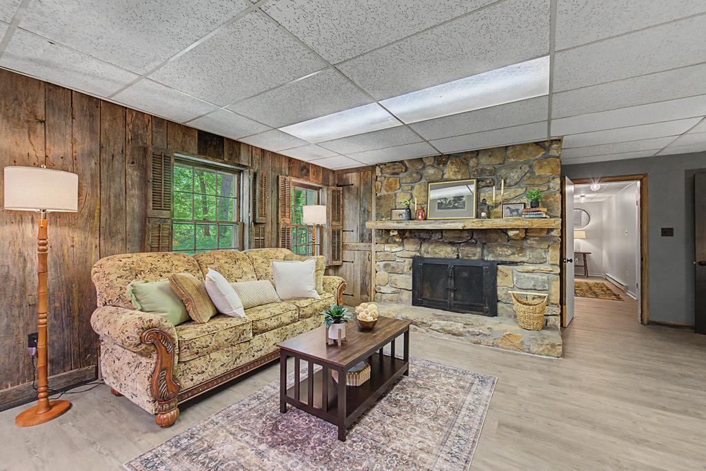77 Oakwood Ln